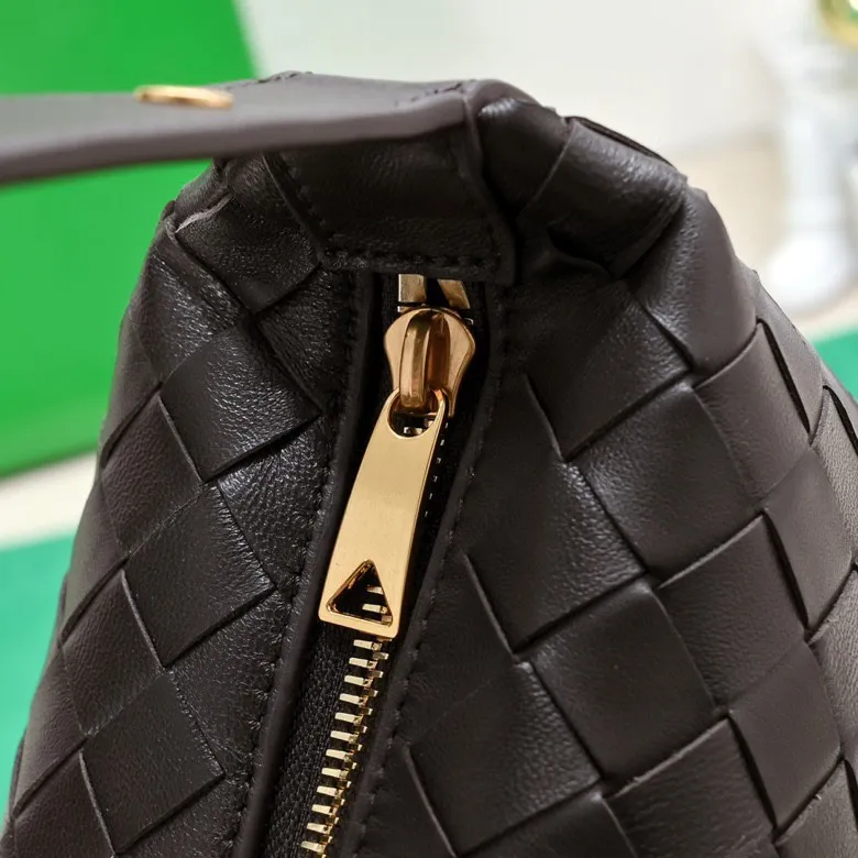 Batch 1360 #BvWallace Shoulder Lunch Bag 🔥 A lunch box bag that you can just grab and go. It is made of classic intrecciato weaving technology and reflects the craftsmanship of Bottega. The entire bag is made of top-grade happa lambskin. It is very soft and lightweight. The small bag shape is cute and exquisite. The interior capacity is also very large and can be carried under the arm. It is quite practical! The bottom of the bag is made of gold metal to prevent wear and tear. The details are really good! Choose this elegant commuting bag for Zaoba people~ Size: 22x13x9.5, model number; 7748#